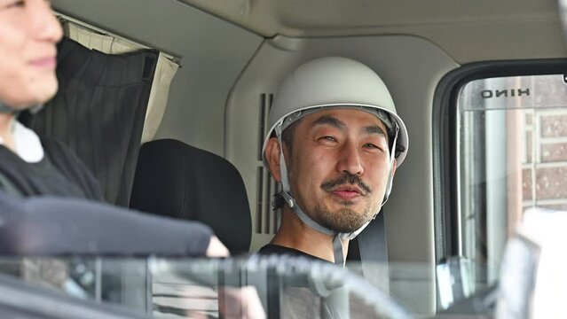 トラックで移動するところの作業員たちの会話　