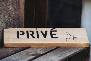 Plaque en bois à l'entrée d'un maison avec texte 