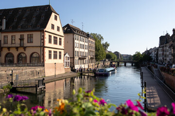 Morgendlicher Blick auf die Fachwerkhäuser entlang des Kanals im Straßburger Viertel La Petite France