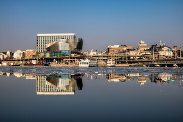 Fototapeta premium stockholm, schweden - stadtpanorama mit wasserspiegelung