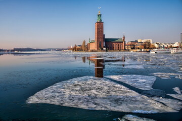 stockholm, schweden - mälarsee im winter mit stadshus im hintergrund