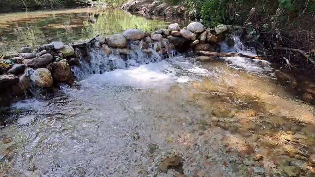 fiume con piccola cascata