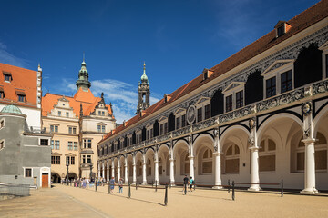 Fototapeta na wymiar Stallhof mit Blick auf Residenzschloß und Sanctissimae Trinitatis