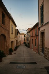 Fototapeta na wymiar narrow and typical street of alcudia