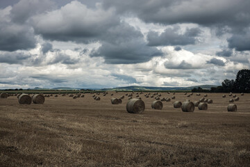 Herbstlandschaft Heu Strohballen auf dem Feld
