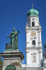 Obraz premium Passau, Domplatz und Statue von Kaiser maximilian