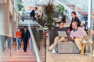Obraz premium In a modern startup office, a diverse group of young professionals collaboratively tackles various business problems and challenges, surrounded by their engaged colleagues, fostering innovation and