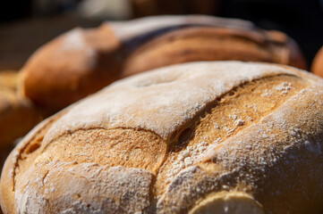 Macro fotografía de tradicionales hogazas de pan con luz natural.