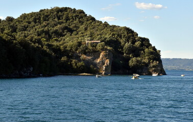 Kleines Motorboot neben der Isola Bisentina