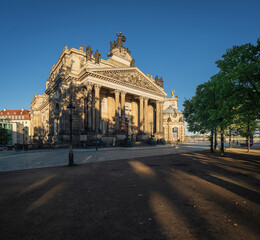 Blick von der Br&uuml;hlschen Terrasse auf die Kunsthalle im Lipsius-Bau bei Sonnenaufgang