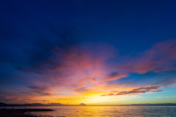 Naklejka na ściany i meble 淡路島の日の出の海の風景