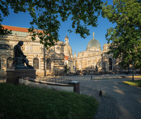 Blick von der Brühlschen Terrasse auf das Ludwig-Rrichter-Denkmal, Kunsthalle und Frauenkirche