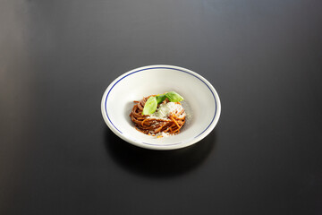 spaghetti, al sugo, basilico, foglia, con, cipolla, rossa, saltata, salsa, pomodoro, san marzano, pecorino, roman, in, mantecatura, peperoncino, mozzarella, fior dil atte, pasta, italia, legno, tavolo