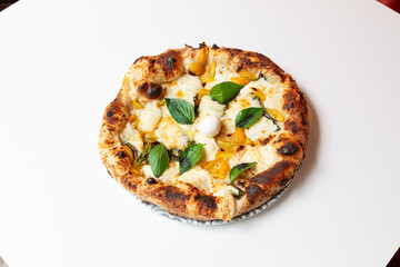 pizza, crema di zucca, mozzarella, basilico, napoletana, napoli, fresco, croccante, napoletana, roma, italia, mafia, alimento, tavolo, chiaro, ingredienti, pasti, cena, pranzare, tavolino, micro, macr