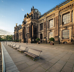 Blick von der Brühlschen Terrasse auf die Hochschule für bildende Künste bei Sonnenaufgang