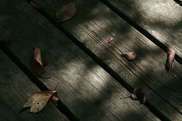 ウッドデッキに落ちた枯れ葉