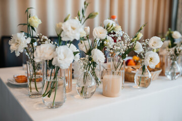 Obraz na płótnie Canvas wedding, festive table, glasses, bottles of champagne and alcoholic cocktails 