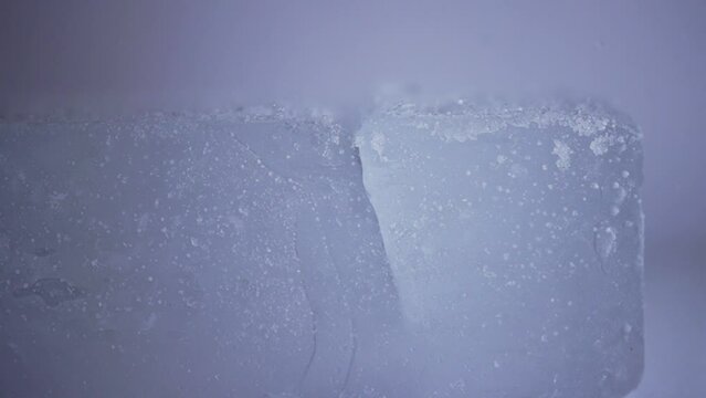 氷を包丁で切る