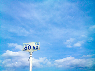 元気のよい夏の雲、青空の画像