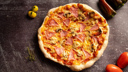 Pizza italiana casera hecha en casa, ingredientes naturales, con pimientos, tomates de huerto, en fondo rustico oscuro.