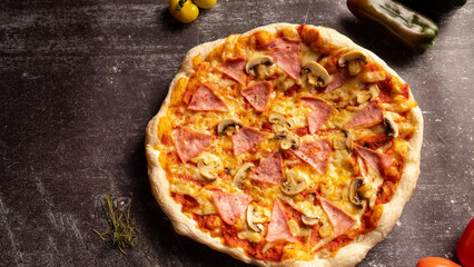 Pizza italiana casera hecha en casa, ingredientes naturales, con pimientos, tomates de huerto, en fondo rustico oscuro.