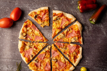 Pizza italiana casera hecha en casa, ingredientes naturales, con pimientos, tomates de huerto, en...