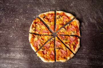 Pizza italiana casera hecha en casa, ingredientes naturales, con pimientos, tomates de huerto, en fondo rustico oscuro.