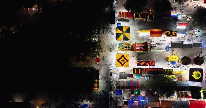 Vista Aérea De Juegos Mecánicos En La Bahía Santa Cruz En Huatulco Oaxaca . Video De Dron 4k, Dolly In. Concepto De Viajes Y Turismo.