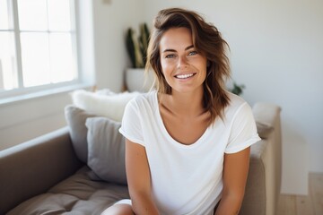 Strahlendes Lächeln: Schöne Frau im weißen T-Shirt mit makellosen Zähnen