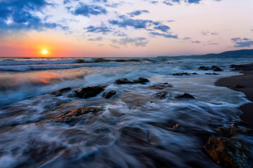 Obraz premium A seascape photographed with a long exposure technique at sunset.