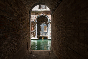 Obraz premium Un sotoportego si affaccia su un canale e un palazzo storico a Venezia