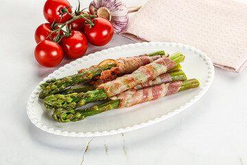 Grilled asparagus with bacon