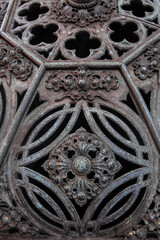Dettaglio della copertura in ferro battuto di un pozzo a Venezia