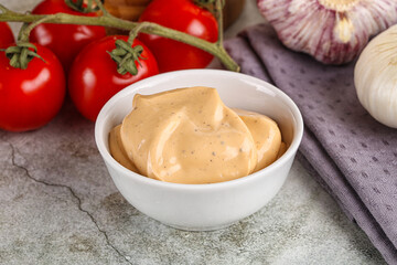 Yellow cream grill sauce for burger