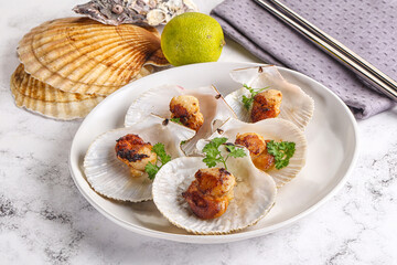 Grilled scallops shell with butter