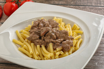 Creamy chicken liver with pasta