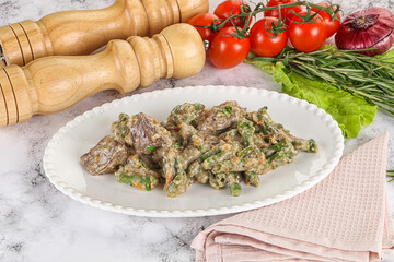 Fried turkey liver with herbs in cream sauce