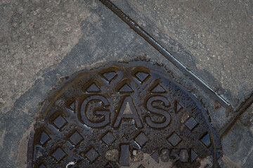 Dettaglio di un tombino del gas in gjisa sul pavimento di una strada di Venezia