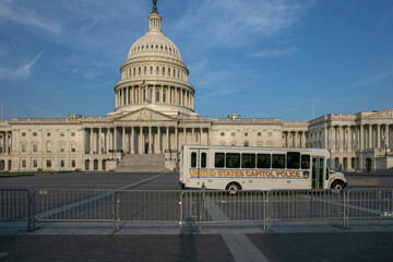 Fototapeta premium Capitol hill and police bus