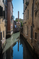 Panorama di un piccolo canale di Venezia con una vecchia ciminiera sullo sfondo