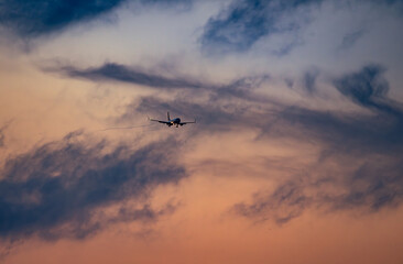 Fototapeta na wymiar Avião no céu