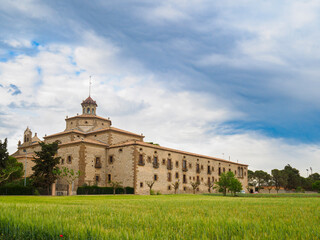 Fototapeta na wymiar Wheat field at the feet of the monastery of San Ramon in Catalonia, Spain.