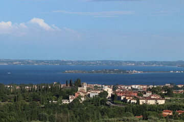 vista sul lago di Garda con Soiano del Lago e la penisola di Sirmione