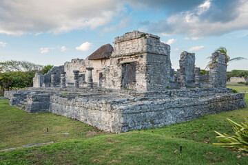 Fototapeta na wymiar Tulum, Mexico, Dez 2017. The Palace of the Great Lord. The main facade has a portico with entrances, columns and pilaster, the widest structure in Tulum, where Halach Uinic or Great Lord lived. 