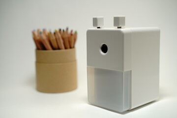 鉛筆削り、色鉛筆、文房具、勉強、白、鉛筆、手動、木、色、学ぶ、学習、書く、計画、設計、削る