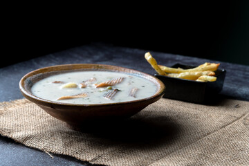 Sopa de maní, tradicional comida boliviana con patatas fritas 