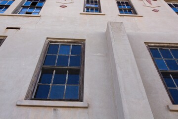 Obraz premium Looking up at an abandoned school building with broken windows, Globe, Arizona.