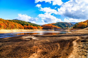 恩原湖の紅葉風景