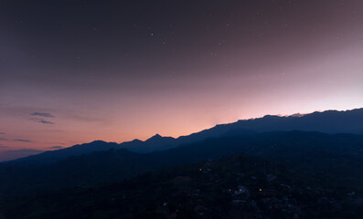 PAISAJE DE MONTAÑAS Y ATARDECER AMANECER 