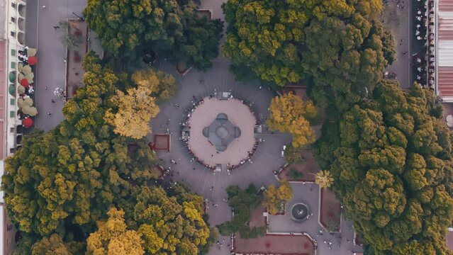 Toma a&eacute;rea cenital del Quiosco del Z&oacute;calo de la ciudad de Oaxaca, M&eacute;xico
